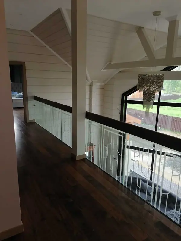 Лестница на металлокаркасе со перилами из стекла