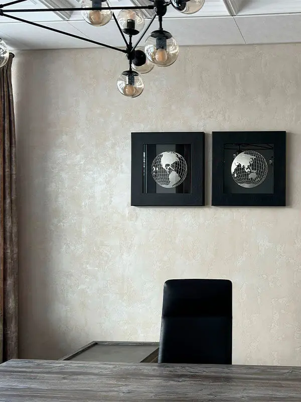 Фактурная штукатурка в благородном оттенке в интерьере офиса