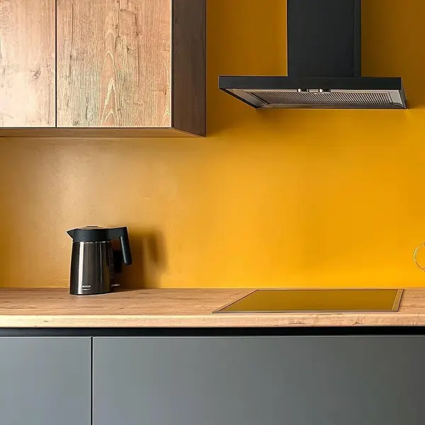 Стильная серая угловая кухня с экстраматовыми фасадами