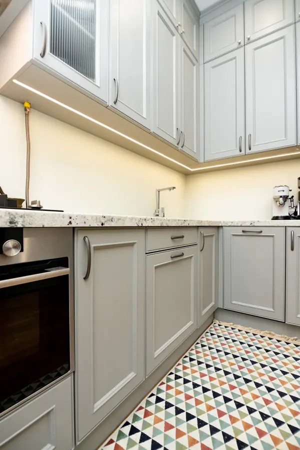 Светло-серая кухня в классическом стиле