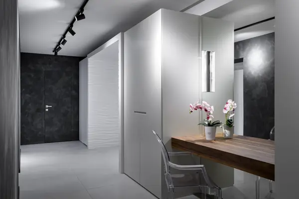 Стильная черно-белая квартира в Новосибирске