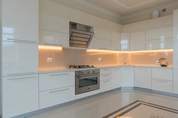 Современная кухня цвета айвори