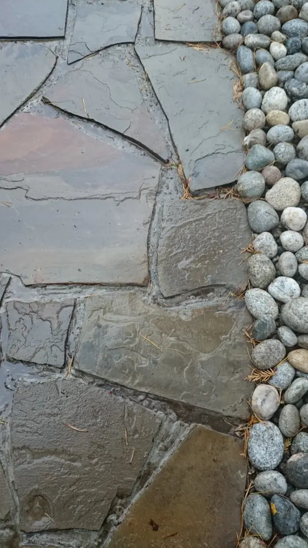 Элемент садовой дорожки из камня с отсыпкой из крупной гальки (Чегерем-Дагестан)