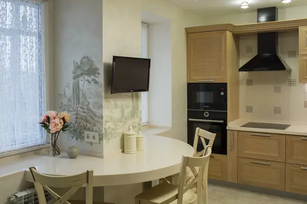 Городская кухня с лесным пейзажем