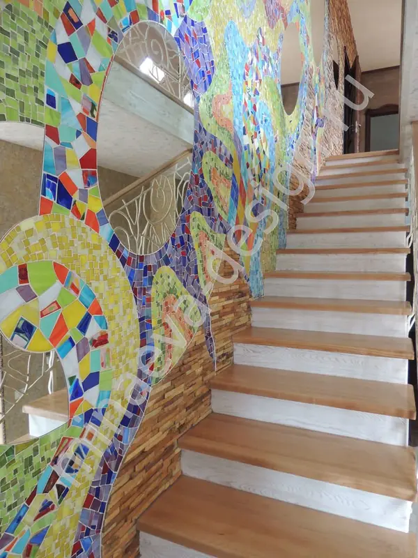 Ручная мозаика в стиле Гауди (25 кв.м), лестничный пролет