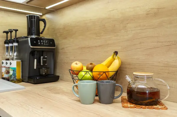 Кухня в современном стиле с витринами в Калининграде