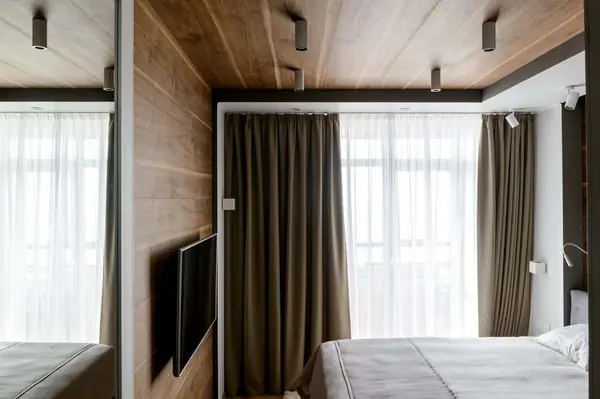 Панно из шпонированных орехом панелей