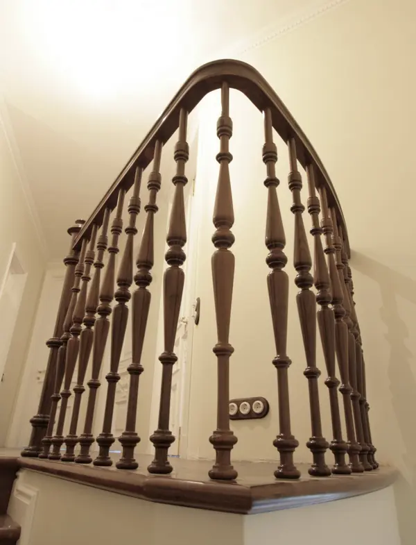 Деревянное ограждение в классическом стиле