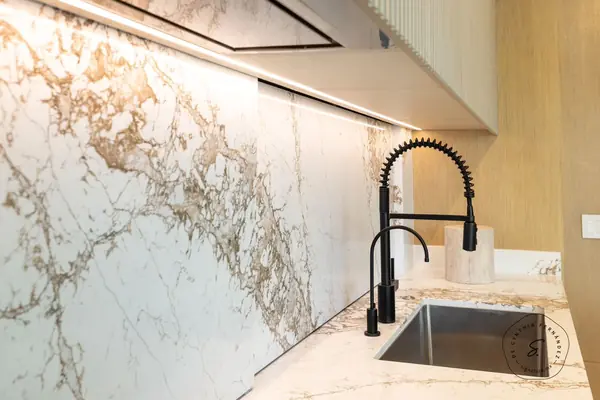 Функциональная кухня с Pantheon от Quantra Quartz