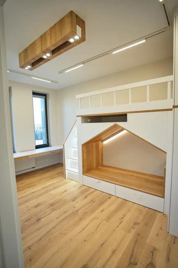 Детская двухъярусная кровать-домик с системами хранения от raumplus