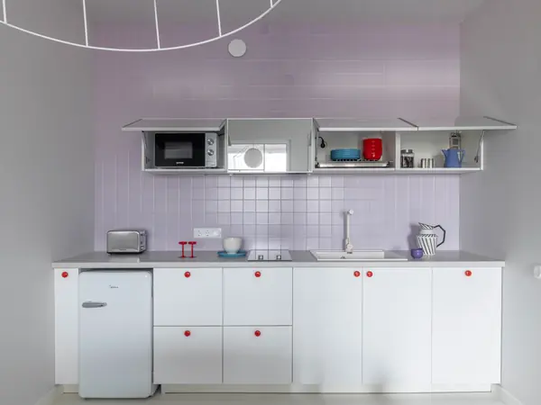 Кухня-гостиная. Вид на кухонный гарнитур.