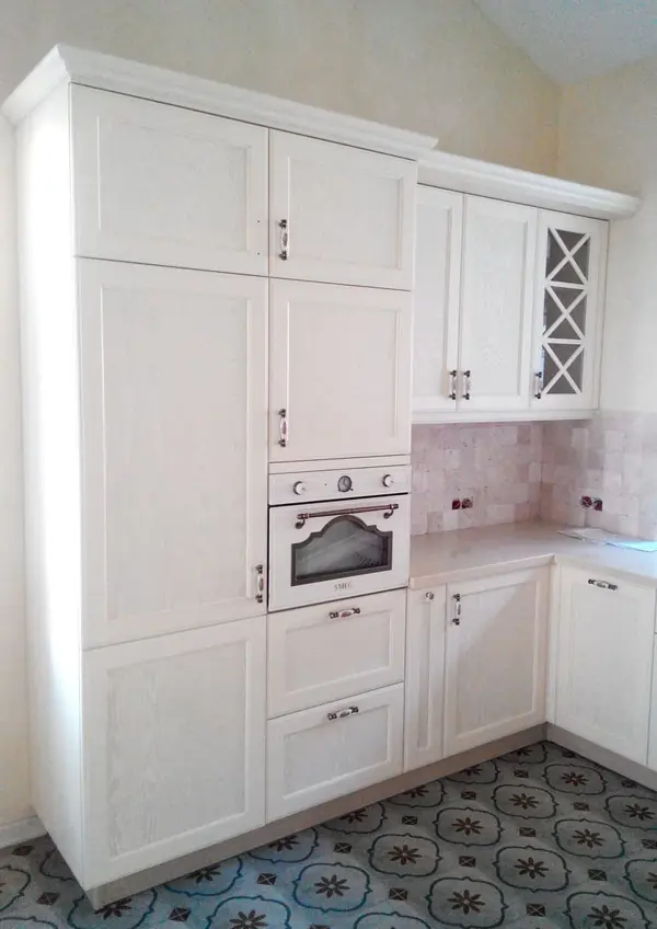 Кухня с красным порталом