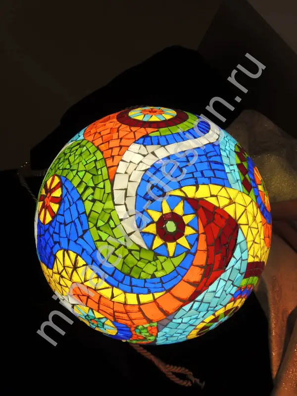 Ручная мозаика в стиле Гауди (25 кв.м), лестничный пролет