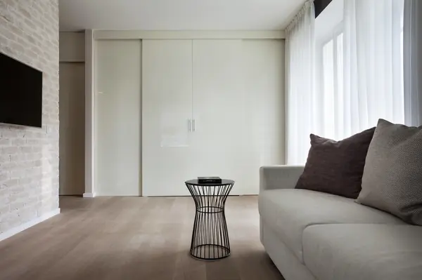 Много света