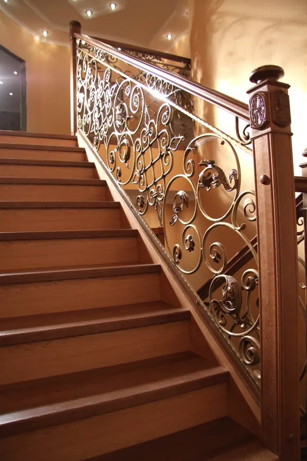 Дубовая лестница в загородном доме