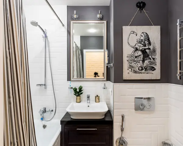 Деревянное панно "Алиса" в интерьере ванной комнаты