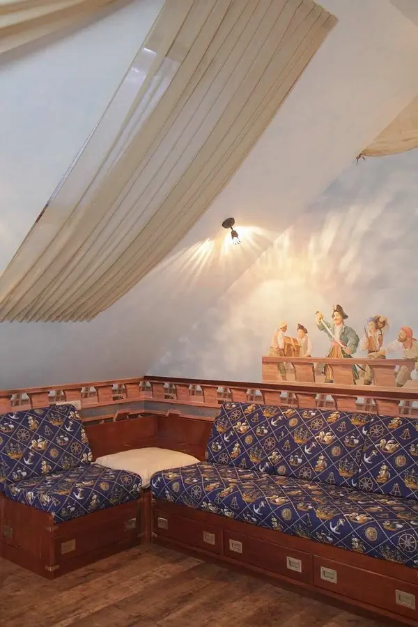 Шторы для мансарды и дизайн детской в морском стиле.