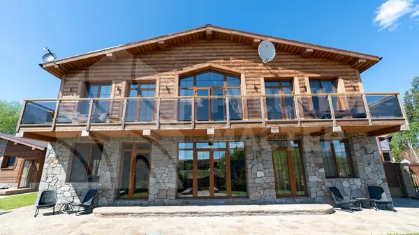 Дом в стиле шале на берегу Правдинского озера