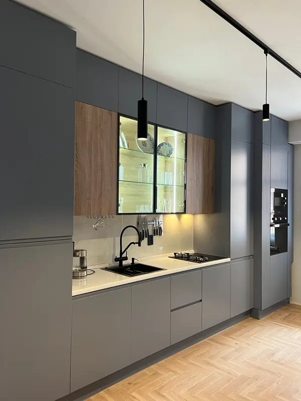 Прямая встроенная серая кухня со стеклянной витриной с подстветкой