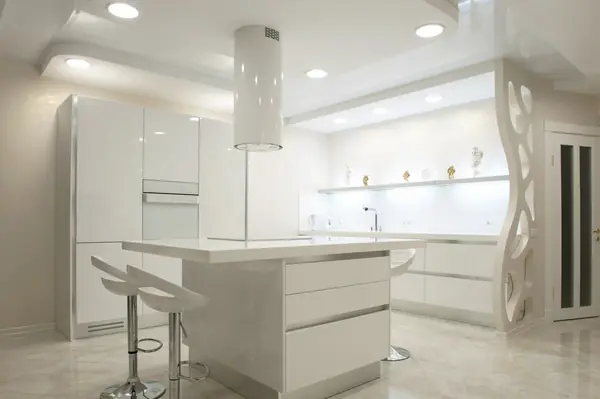 белая кухня с островом