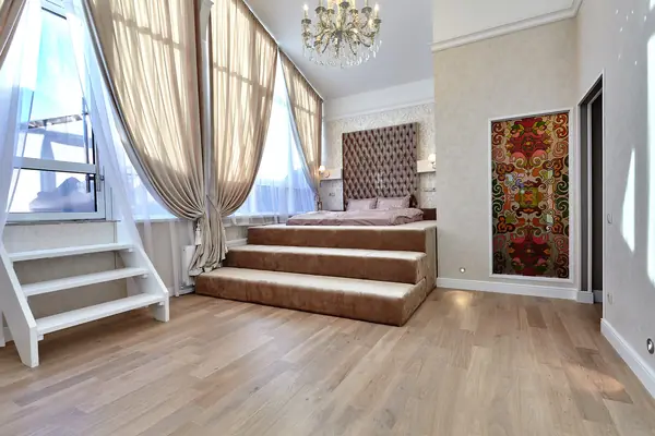 033 Квартира  в высотном доме с выходом на крышу.