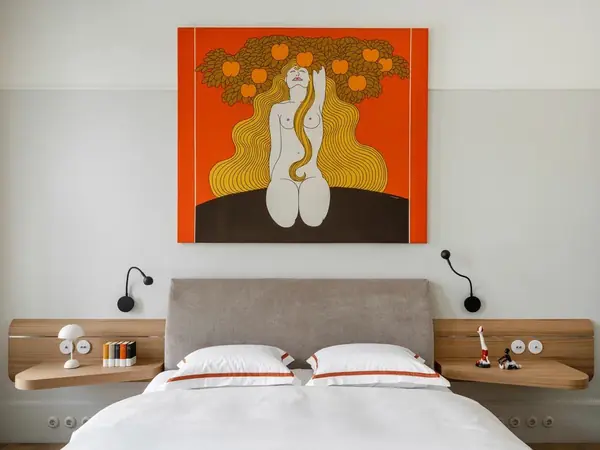 Уютная светлая спальня, украшенная шикарным авторским ковром ручной работы