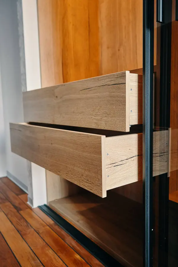 Шкаф-купе raumplus с тонированными дверьми в черном профиле S1200