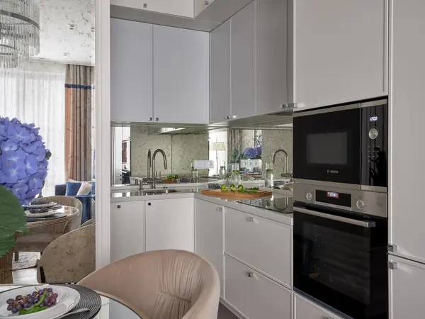 Евротрёшка в стиле неоклассика 77 м2