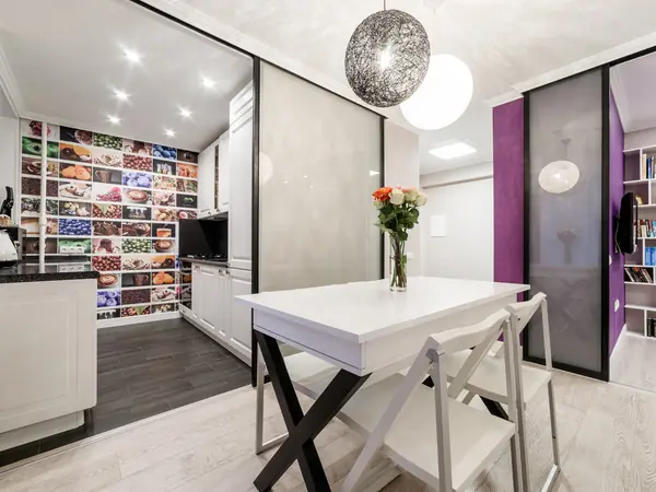 Глубокий винный цвет в интерьере стандартной двушки