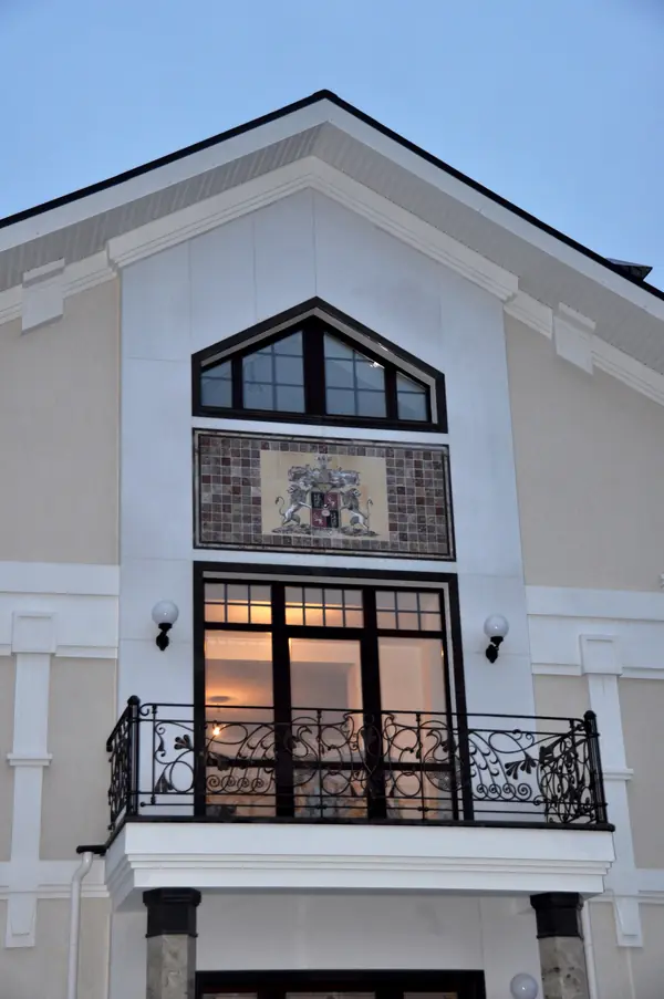 Керамические панно для украшения фасадов, интерьеров.