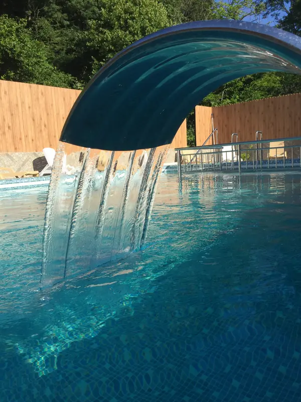 Бассейн в гостинице Вишера