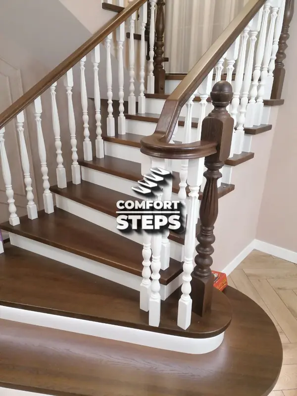 Лестница в шпоне дуба с радиусными поручнями и подсветкой