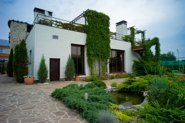 Дом с водопадом