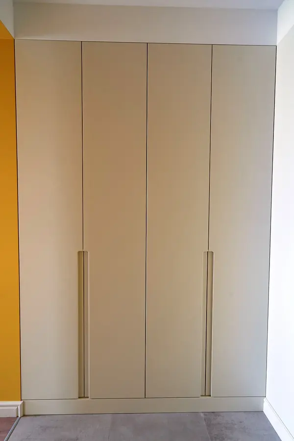 Еще одна серая кухня в большом проекте современной московской квартиры