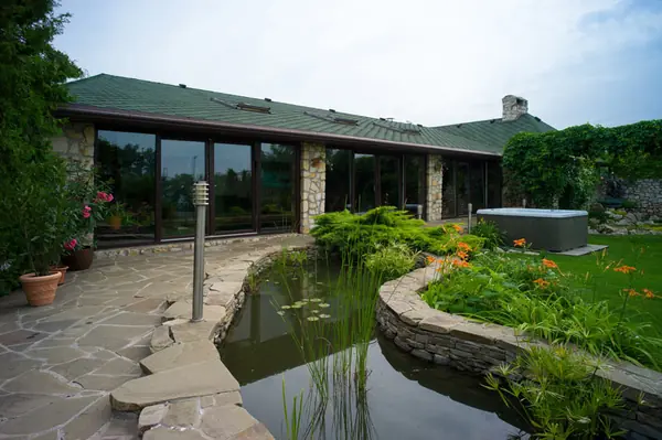 Дом с водопадом