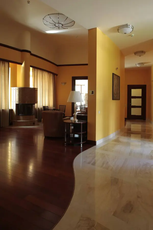 Вилла г-на К. Интерьер холла и гостинной.