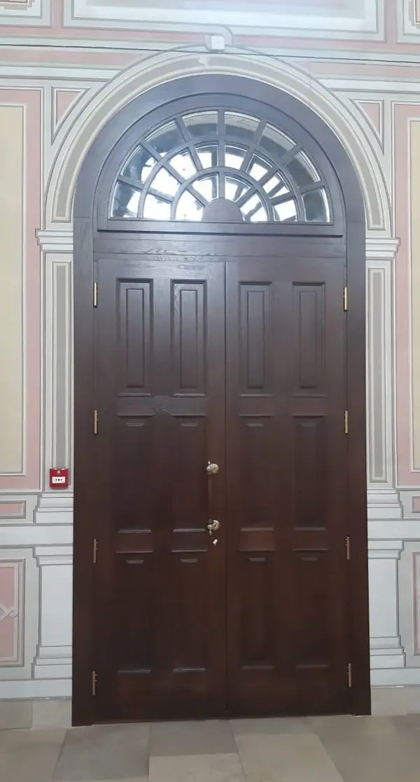 Квартира с историческими окнами и двери