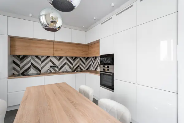 Классическая белая кухня с акцентным фартуком