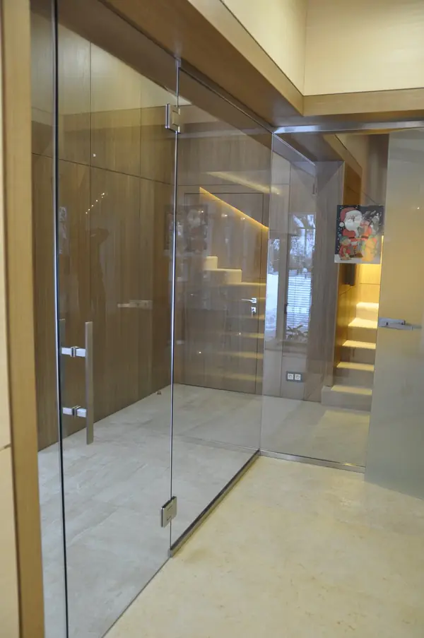 Душевые и стеклянные перегородки на фурнитуре MWE Германия