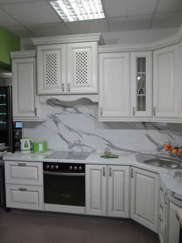 Классическая кухня белая с серебряной патиной