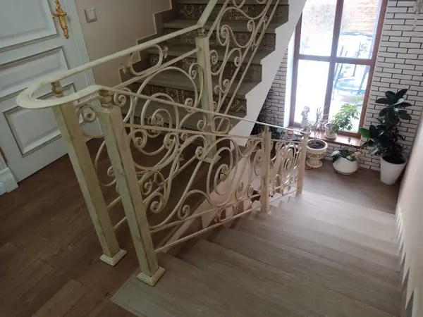 Кованые перила на лестнице