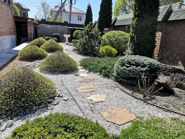 Дворик с поилкой для птиц