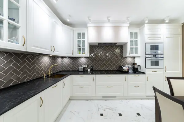 Просторная кухня