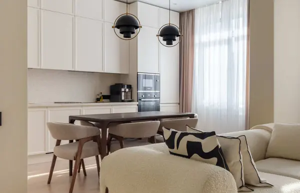 Кухня с гостиной в белом цвете