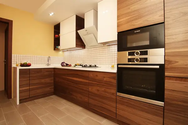 Современная кухня. Орех и белый глянец. Modern walnut kitchen
