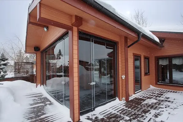 Летняя кухня со стеклянными панелями для зимы (из проекта "СПА на Новой Риге")