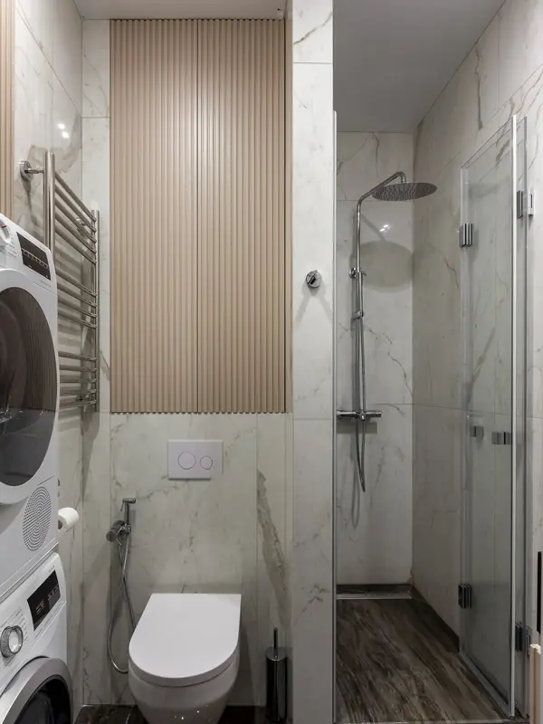 Санузел с вертикальной инсталляцией и системой хранения