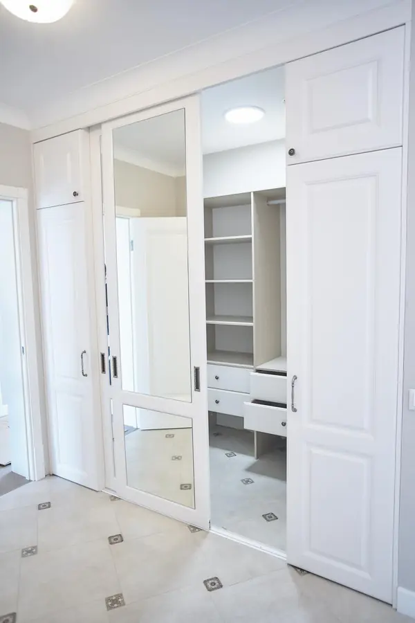 Раздвижные двери-купе raumplus для гардеробной