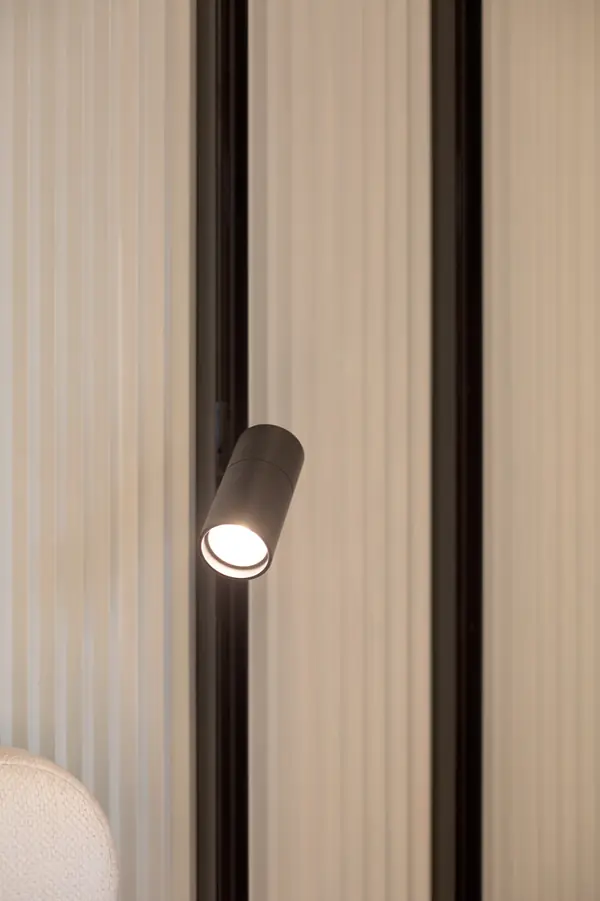 Slim Magnetic R01 Трековый поворотный светильник 6W 3000K черный 85011/01