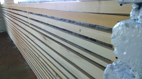 Реечная стена из обрезков дерева